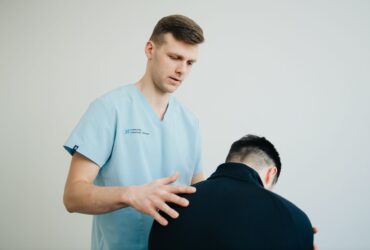 Illustration sobre pour un article sur test tinetti, sans image choquante ni promesse médicale