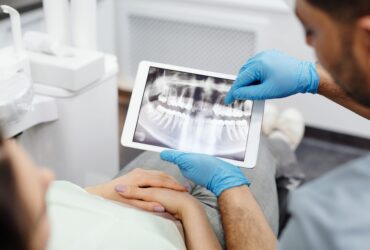 Illustration sobre pour un article sur onlay dentaire, sans image choquante ni promesse médicale