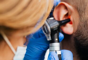 Illustration sobre pour un article sur sensation oreille bouchée mais pas de bouchon, sans image choquante ni promesse médicale