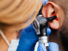 Illustration sobre pour un article sur oreille gauche qui siffle, sans image choquante ni promesse médicale