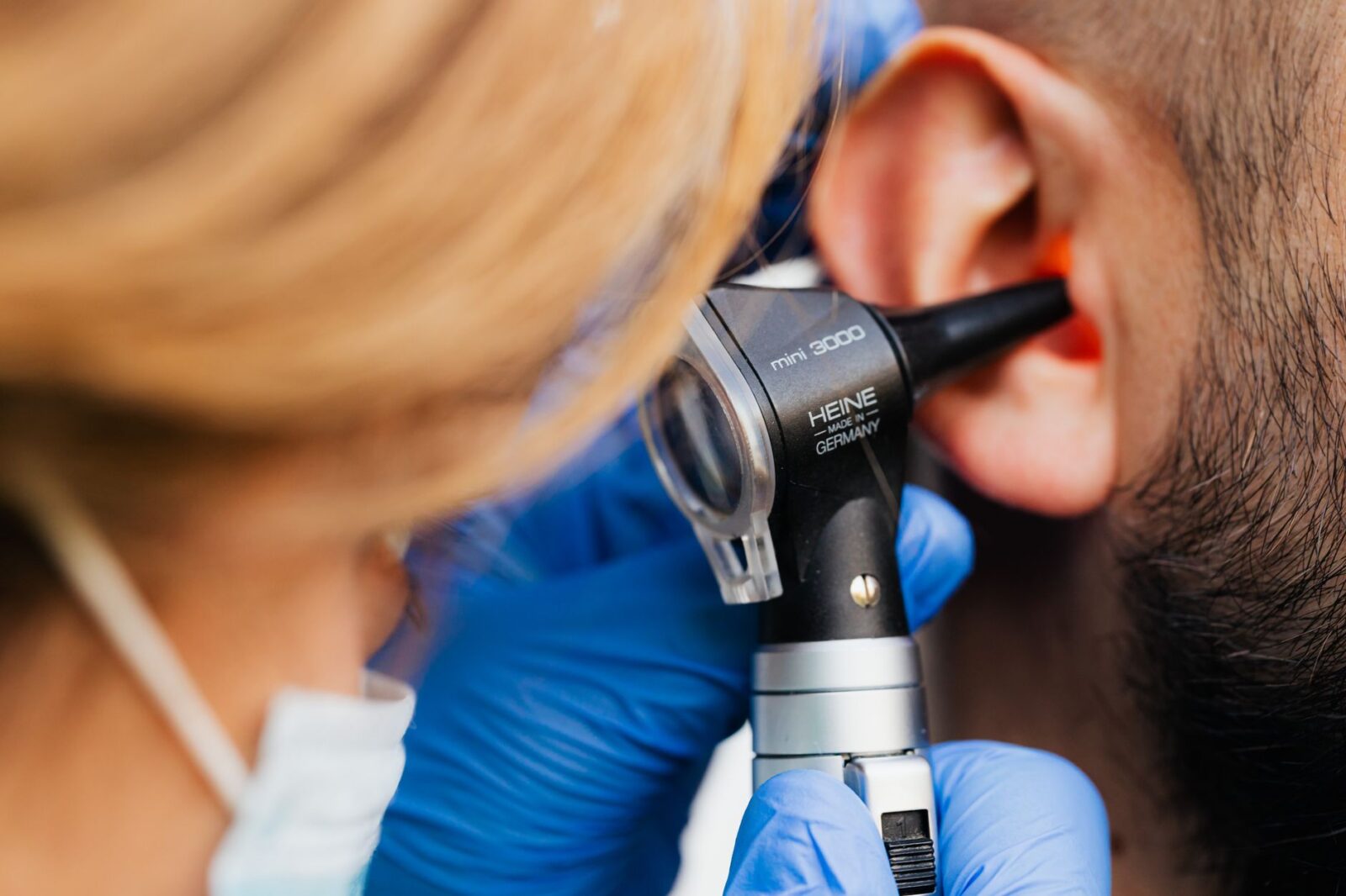 Illustration sobre pour un article sur yoyo oreille, sans image choquante ni promesse médicale